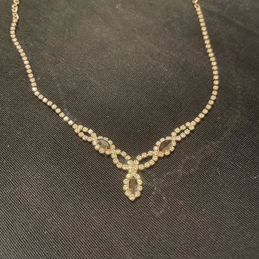 Silver with rhinestones Necklace
smoke and pet free home‎ - Picture 2 of 3